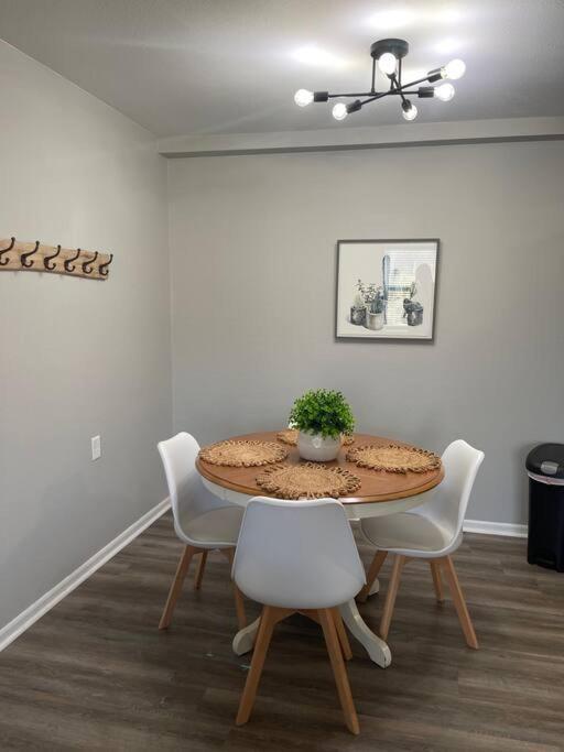 The Delores - 2 Bedroom Apt In Quilt Town, Usa Hamilton Exterior photo